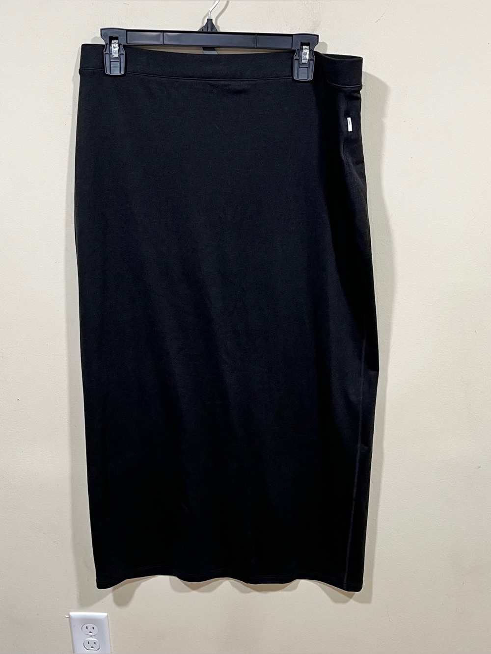 Vuori black skirt size XL midi soft below knee EUC